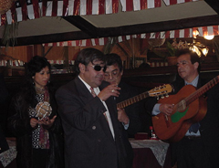 Farías junto a otros cantores populares en "El Molinón".