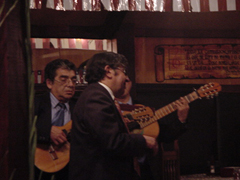 Farías junto a otros cantores populares en "El Molinón".