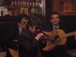 Farías junto a otros cantores populares en "El Molinón".
