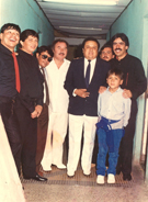Farías junto a Barrios y otros cantores populares.