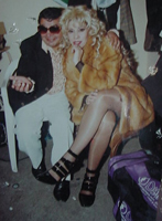 Farías junto a una bailarina.